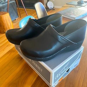 NWOT Dansko XP 2.0 black clogs